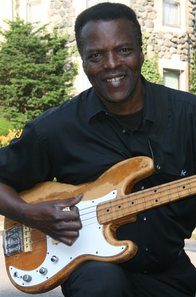 Lee Lundy, Bass